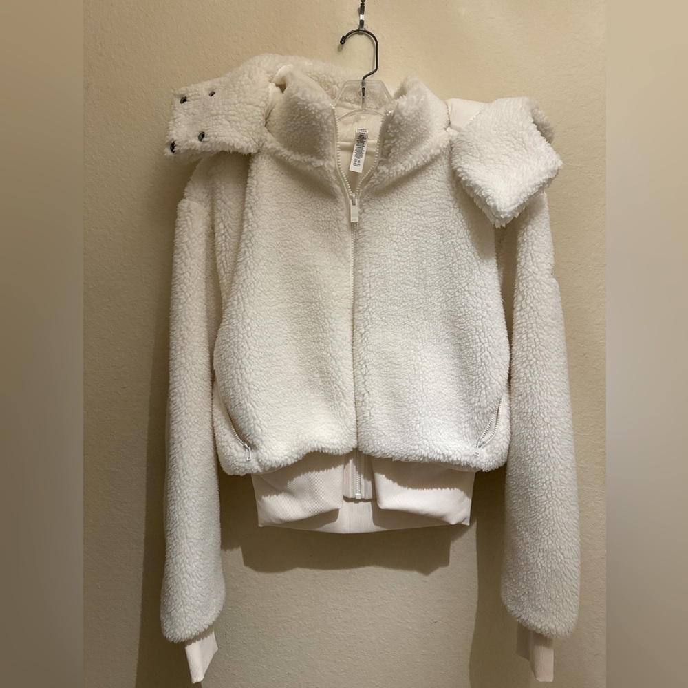 Alo Yoga Foxy Sherpa Jacket in PRISTINE Size SMALL NEW WITH TAGS